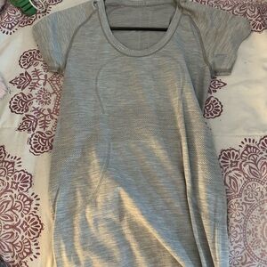 Lululemon Athletica Light Gray Short Sleeve Tee